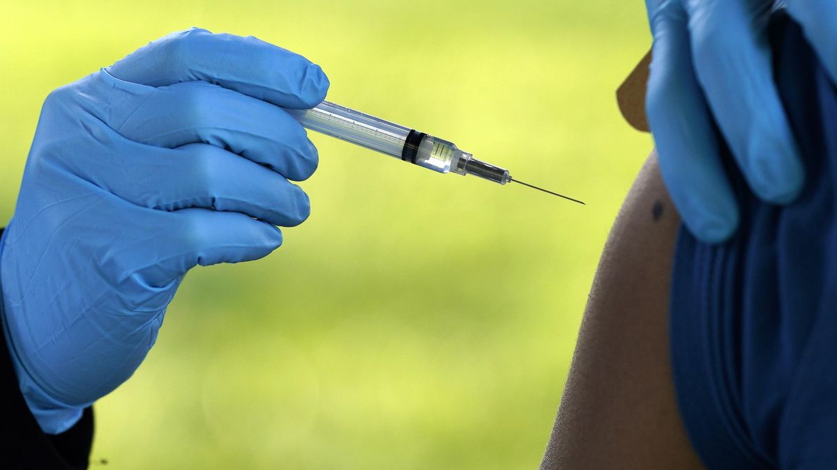 El 48,4 % (124 millones) de los adultos está inmunizado contra el coronavirus, y el 60,5 % (156 millones) ha recibido al menos una dosis de las vacunas disponibles en EE.UU. EFE/EPA/WILL OLIVER/Archivo