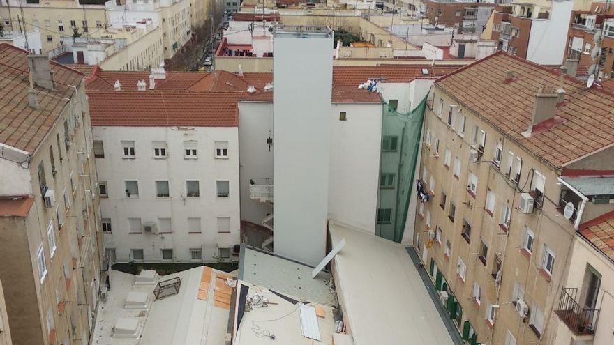 Chimenea en el patio de Prosperidad donde se están construyendo 38 'cocinas ciegas"