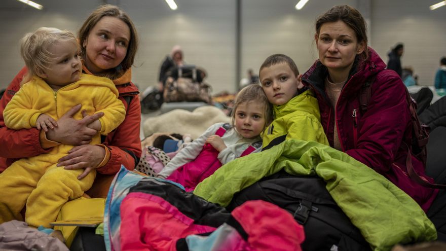 Dolor e incertidumbre en la nave que acoge a refugiados ucranianos en la frontera de Polonia