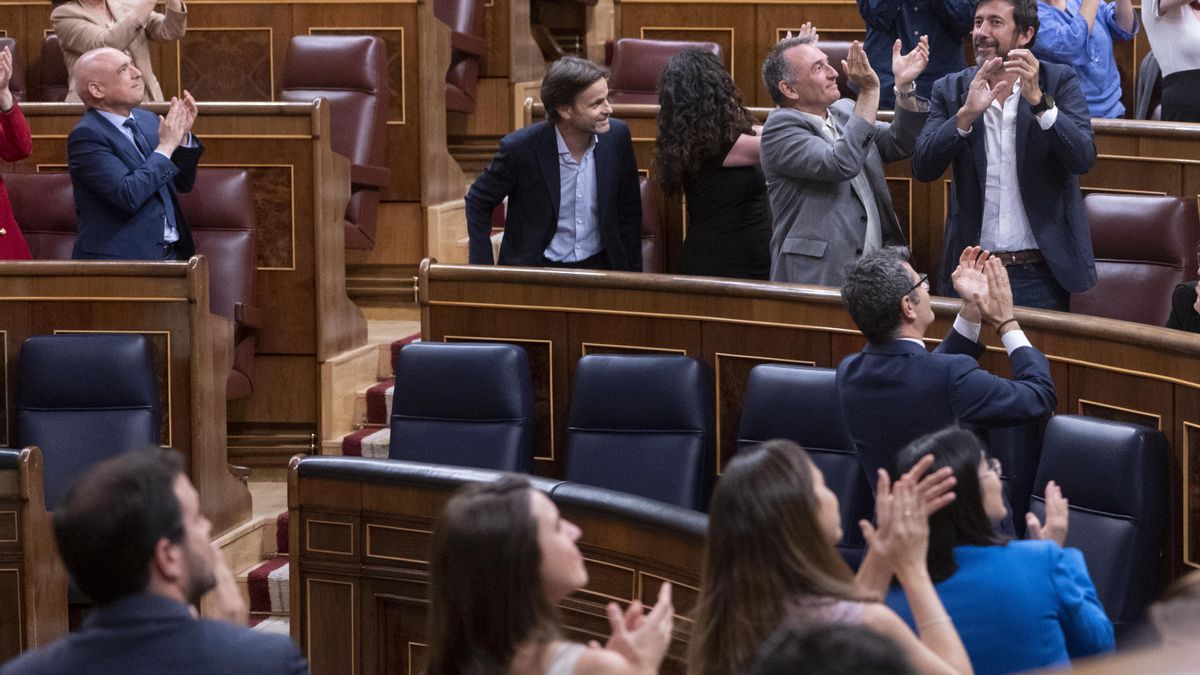 Miembros del Congreso de los Diputados aplauden a represaliados del franquismo tras aprobarse el proyecto de ley de Memoria Democrática, en una sesión extraordinaria en el Congreso de los Diputados, a 13 de julio de 2022, en Madrid (España). Esta sesión tiene lugar tras el Debate del Estado de la Nación siete años después de que se celebrase el último. Los dos temas principales que abarca este pleno leer más son la aprobación del Proyecto de Ley de Memoria Democrática y la proposición de reforma de la Ley Orgánica del Poder Judicial. La Ley de Memoria Democrática, desde su aprobación por el Gobierno hace casi ya un año el 20 de julio de 2021, ha estado envuelta en polémicas partidistas -como las dudas por la situación en que quedada la Ley de Amnistía-. Además el pleno decide hoy si toma en consideración el proyecto de ley de modificación del artículo 570 bis de la Ley Orgánica 6/1985, de 1 de julio, del Poder Judicial y su acuerdo por tramitación.