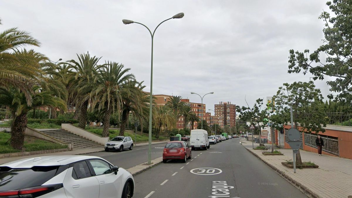 Arden varios coches en una calle de Las Palmas, entre ellos el del atraco a la joyería de Las Arenas