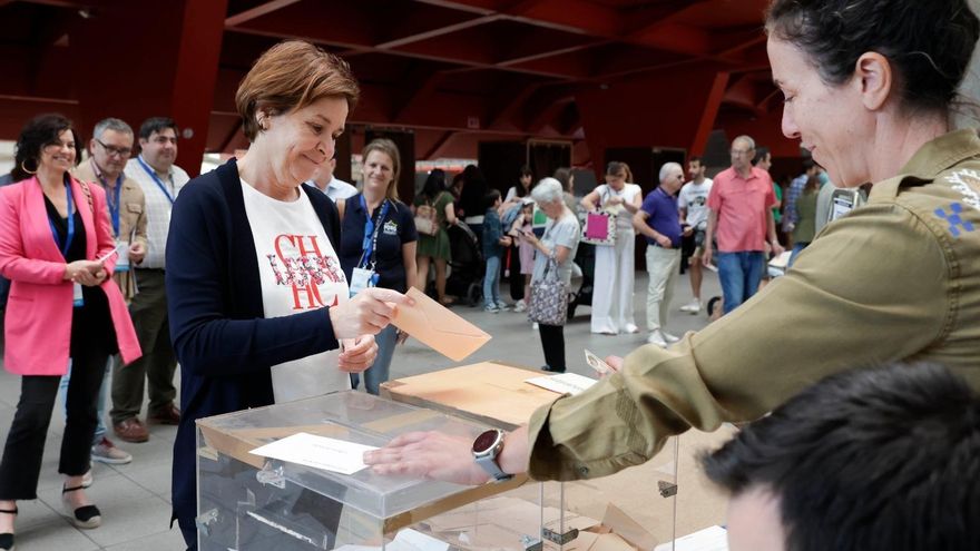 La candidata de Foro Asturias a la alcaldia de Gijón, Carmen Moriyón vota