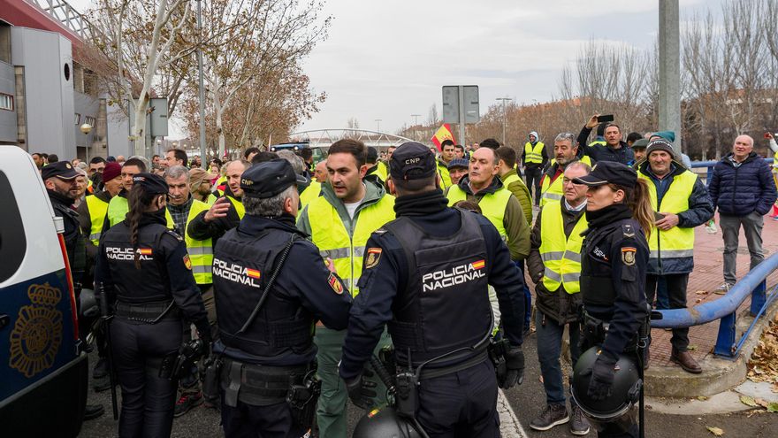 Agentes de Policía Nacional junto a agricultores y ganaderos durante la tercera jornada de protestas de tractores para pedir mejoras en el sector, a 8 de febrero de 2024, en Logroño, La Rioja (España).