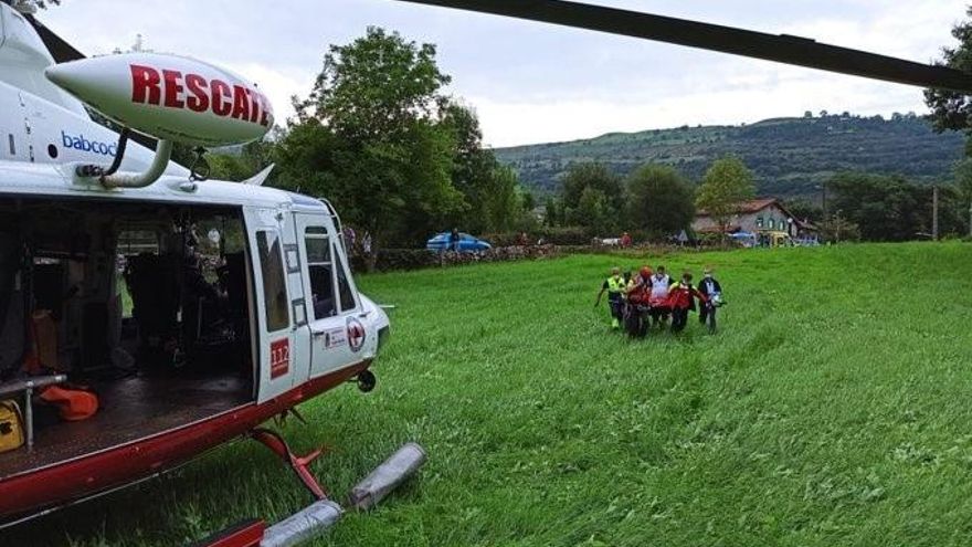 Evacuación en helicóptero de un motorista que chocó con un coche en Jesús del Monte