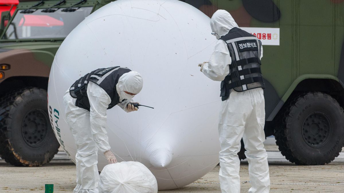 Imagen de archivo de un globo con basura enviado por Corea del Norte hacia Corea del Sur