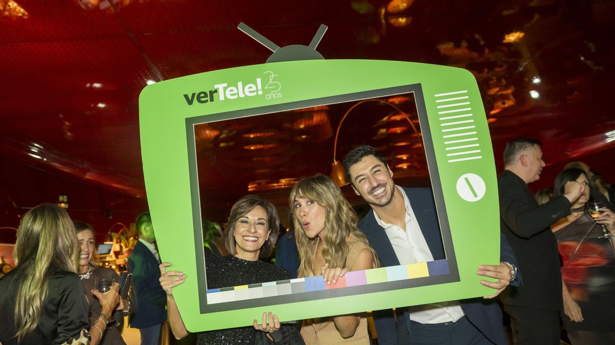 Adela González, María Gómez y Francisco Cacho en la fiesta 25 aniversario verTele