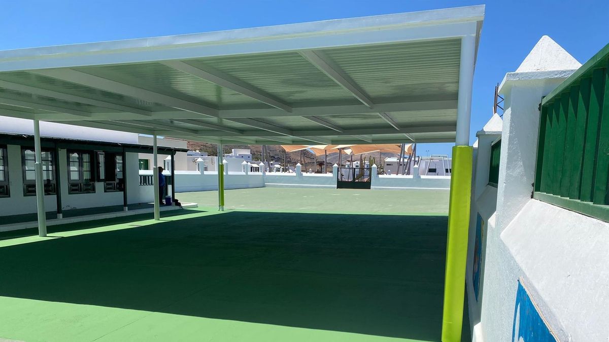 Zona de sombra instalada en un colegio en Canarias.
