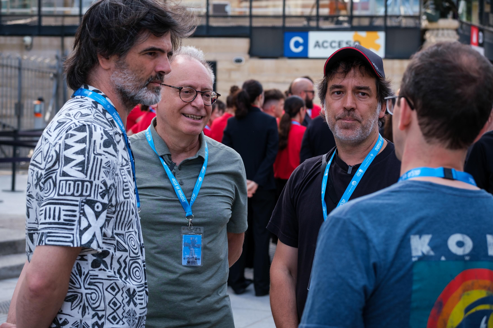 En el centro, Enrique Subiela e Igor Cortadellas, durante los preparativos antes del espectáculo en la Sagrada Família