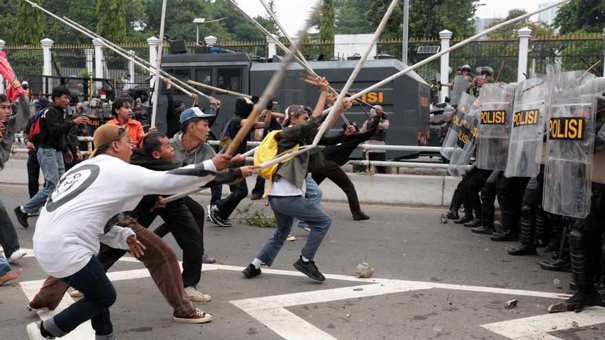 Cientos de detenidos en Indonesia tras protesta por un aumento salarial para los diputados