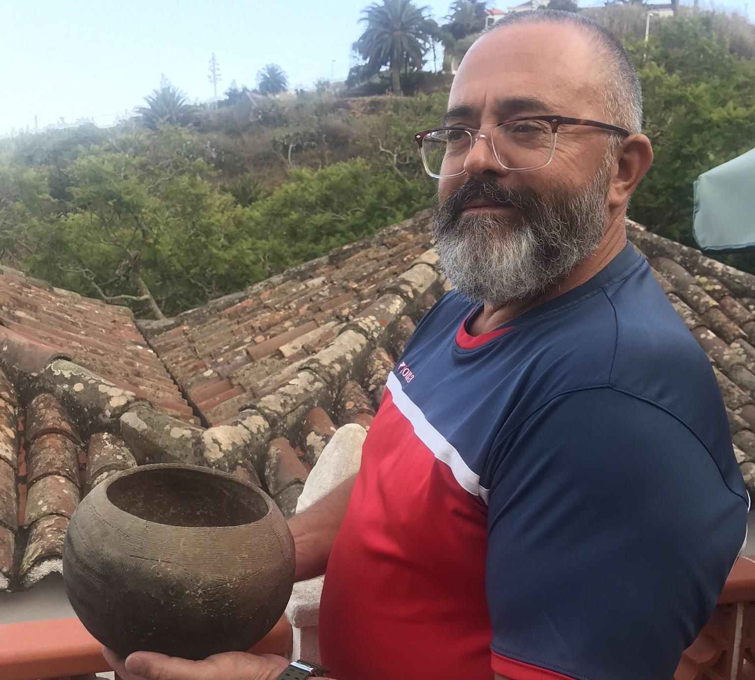 Fernando Hernández Concepción y la vasija descubierta en  el Barranco del Agua (Puntallana)