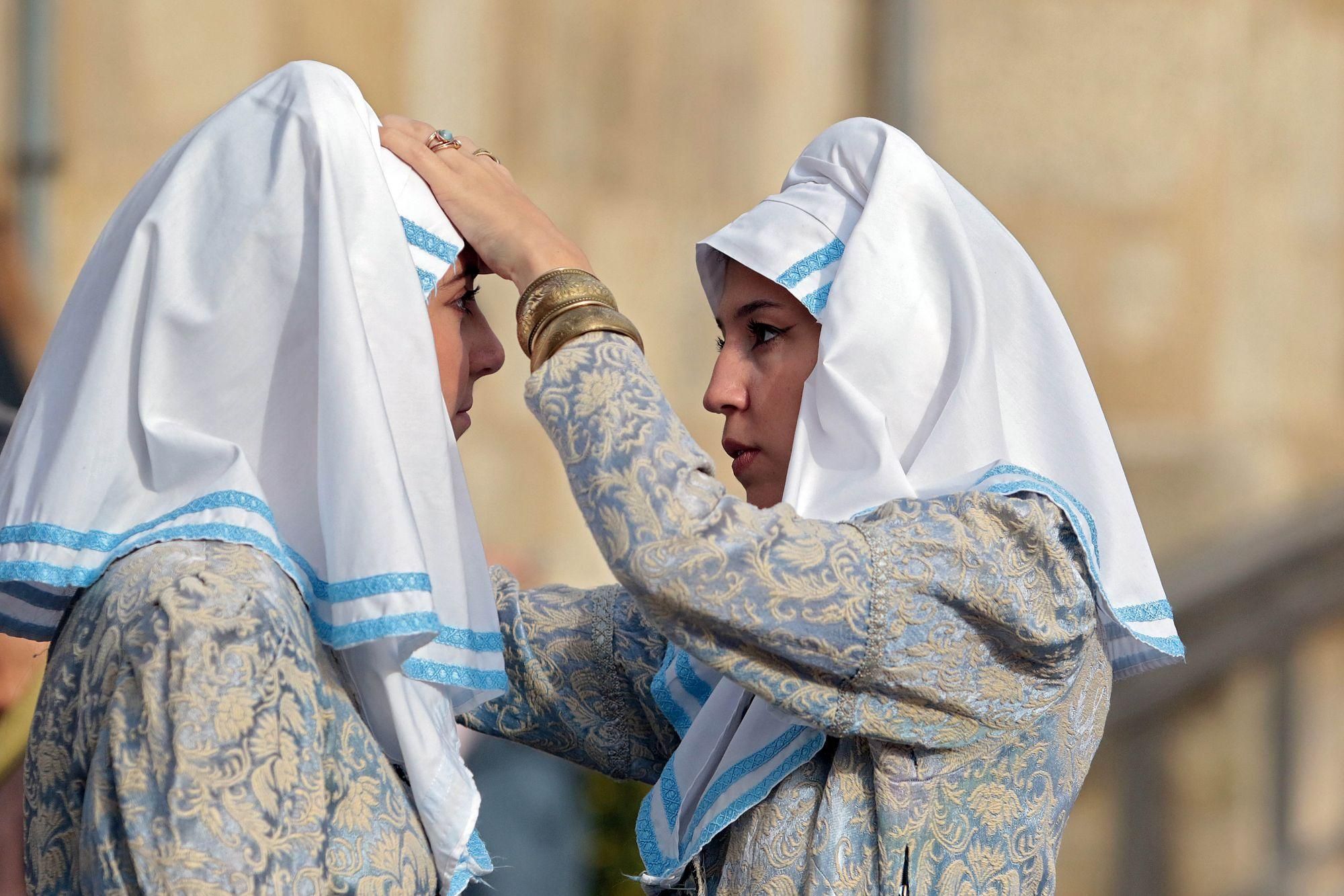 Dos doncellas de Las Cantaderas arreglándose