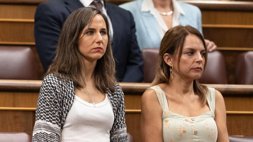 Archivo - La secretaria general de Podemos, Ione Belarra (i), durante un minuto de silencio durante una sesión plenaria extraordinaria, en el Congreso de los Diputados, a 22 de julio de 2025, en Madrid (España).