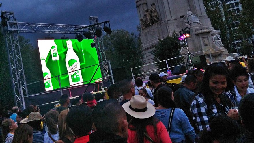 El 'feriódromo' de Plaza España se despidió con botellón, publicidad alcohólica y más música, pese a la prohibición de Almeida