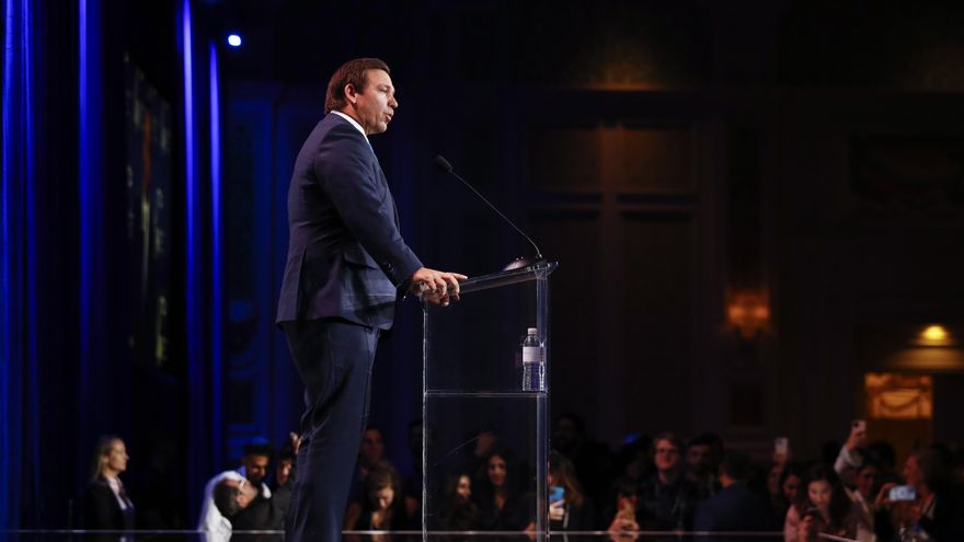 DeSantis firma una polémica ley para reubicar a los indocumentados fuera de Florida