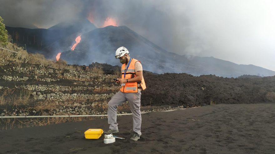 Las coladas del volcán de La Palma están casi detenidas, salvo la norte, que sigue arrastrando grandes piedras en su camino al mar