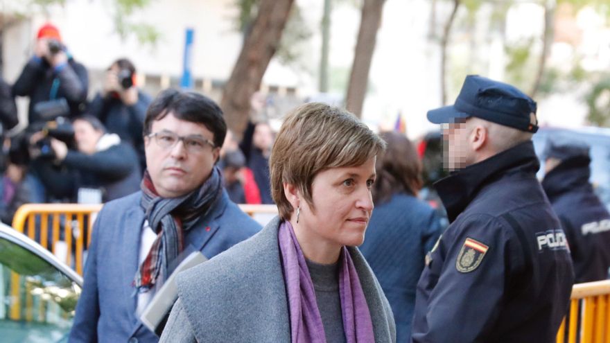 Anna Simó, en primer plano, fue juzgada como miembro de la Mesa del Parlament