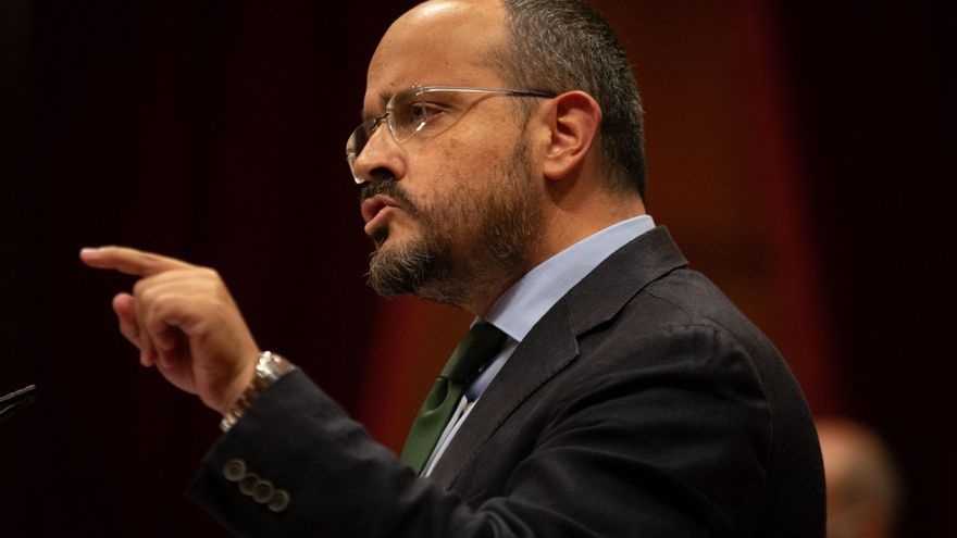 El diputado y portavoz del PPC, Alejandro Fernández, durante su intervención esta tarde en el pleno extraordinario del Parlamento de Cataluña, solicitado por el presidente de la Generalitat, Quim Torra, para abordar la decisión del rey Juan Carlos de trasladarse fuera de España, sobre la que se posicionarán los diferentes grupos parlamentarios mediante sus propuestas de resolución. EFE/Enric Fontcuberta