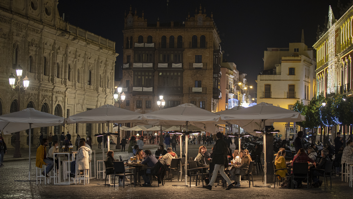 Varias personas en la terraza de un bar