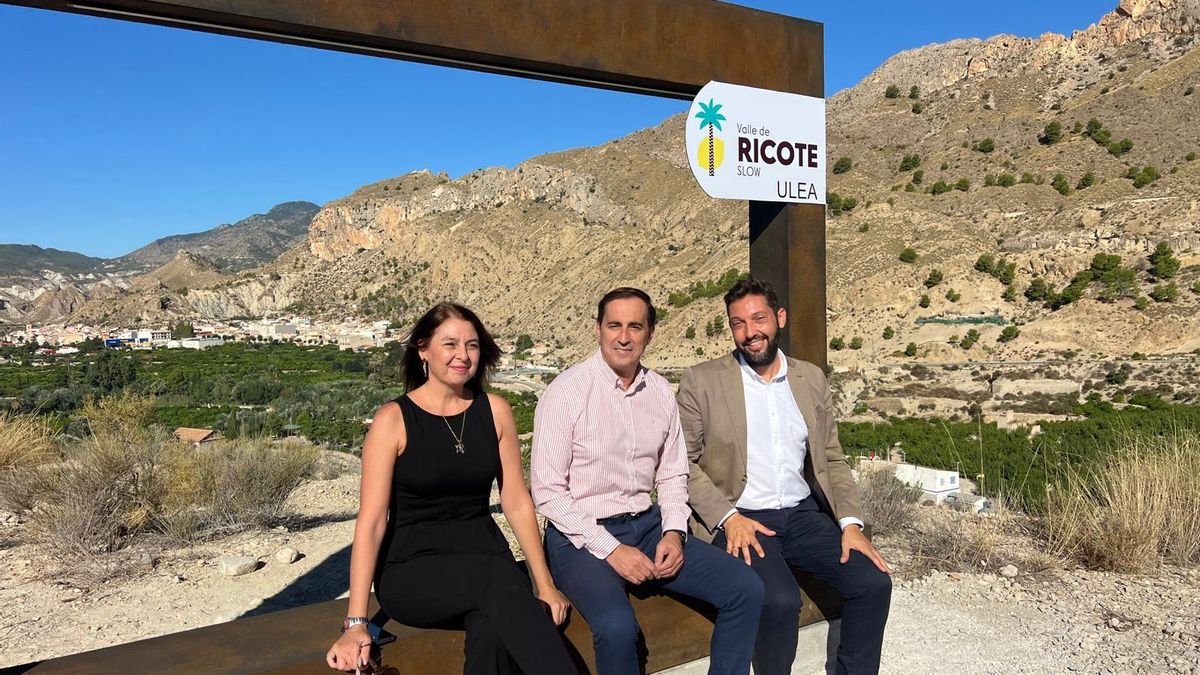 El director general del ITREM, Juan Francisco Martínez, junto al alcalde de Ulea, Víctor Manuel López, y la concejala de Turismo y Cultura de Ulea, Lourdes González
