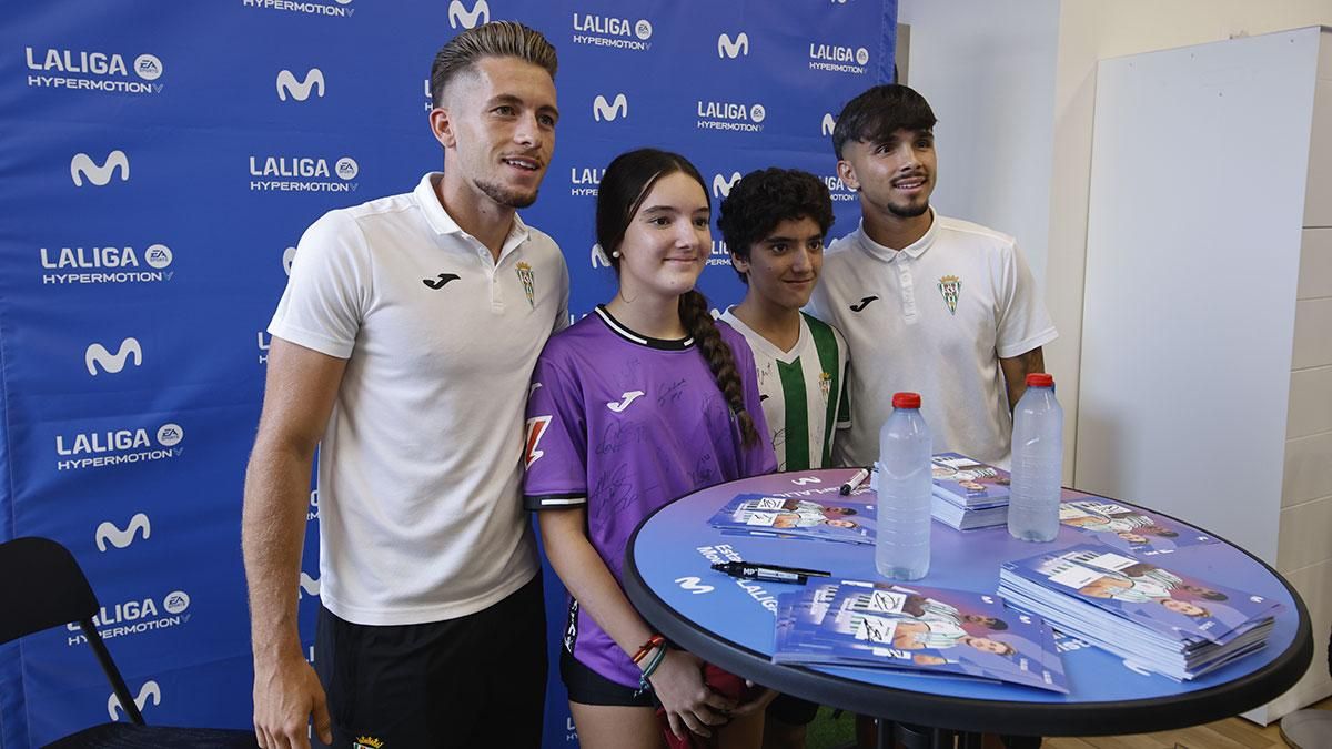 Isma Ruiz y Kevin Medina firman autógrafos a los aficionados del Córdoba CF