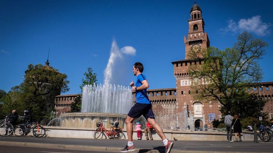 Varias personas en la fuente de la plaza Castello en Milán.