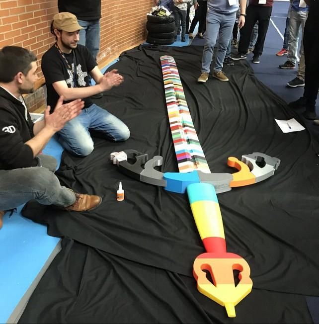 Los expertos de 'CloneWars RepRap España' celebrando haber terminado su Tizona3D en 36 horas.