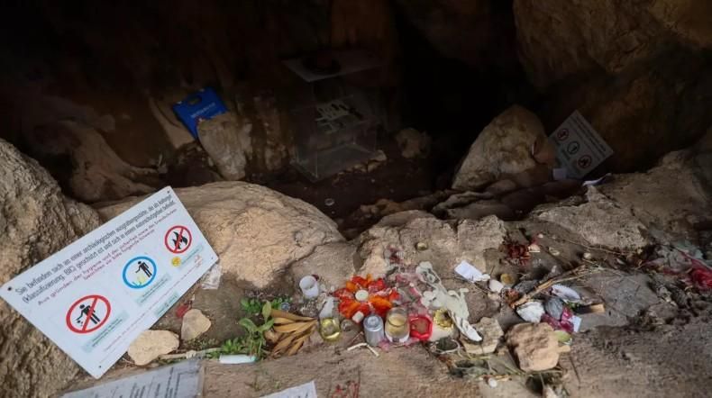 Entrada a la cueva de Es Culleram, uno de los enclaves ibicencos en los que se depositan ofrendas por su aura "espiritual"