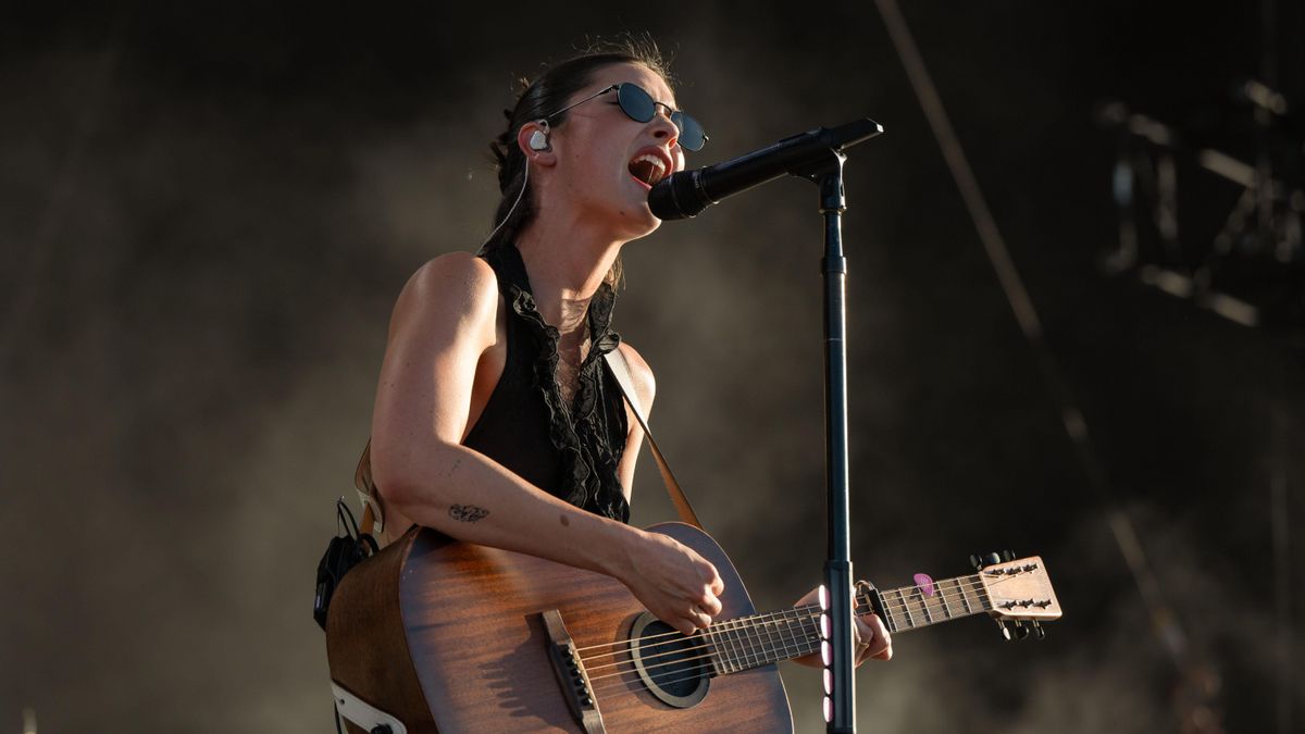Gracia Abrams antes del apagón que acabó con su concierto en el Mad Cool