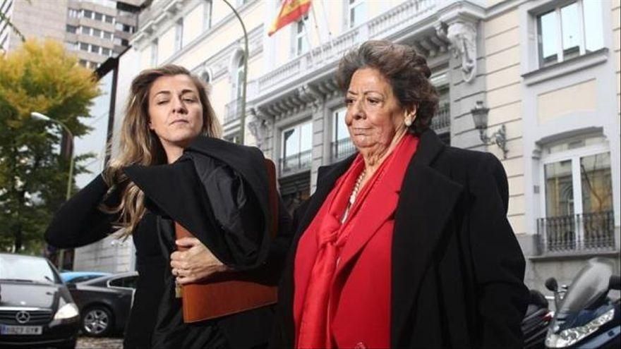 Rita Barberá y su sobrina a la salida de la declaración ante el Tribunal Supremo.