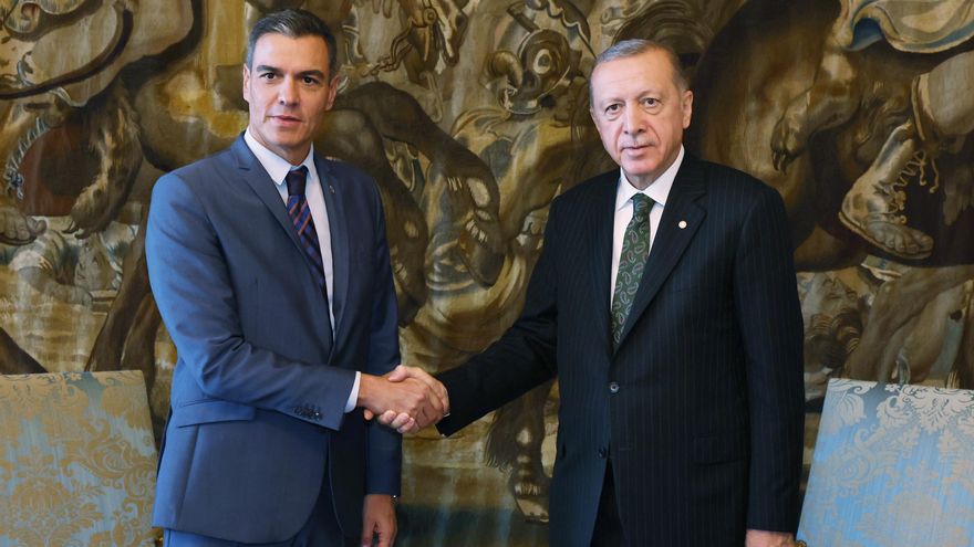 El presidente turco, Recep Tayyip Erdogan (d), estrecha la mano del presidente del Gobierno español, Pedro Sánchez (i), durante su encuentro este jueves al margen de la Reunión de la Comunidad Política Europea en Praga. EFE/EPA/PRESIDENCIA DE TURQUÍA