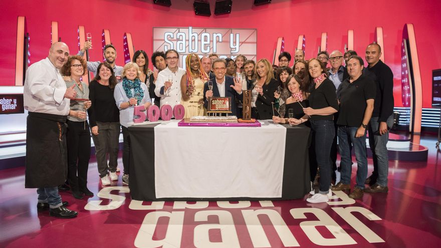 El equipo al completo de Saber y Ganar celebrando el programa 5.000