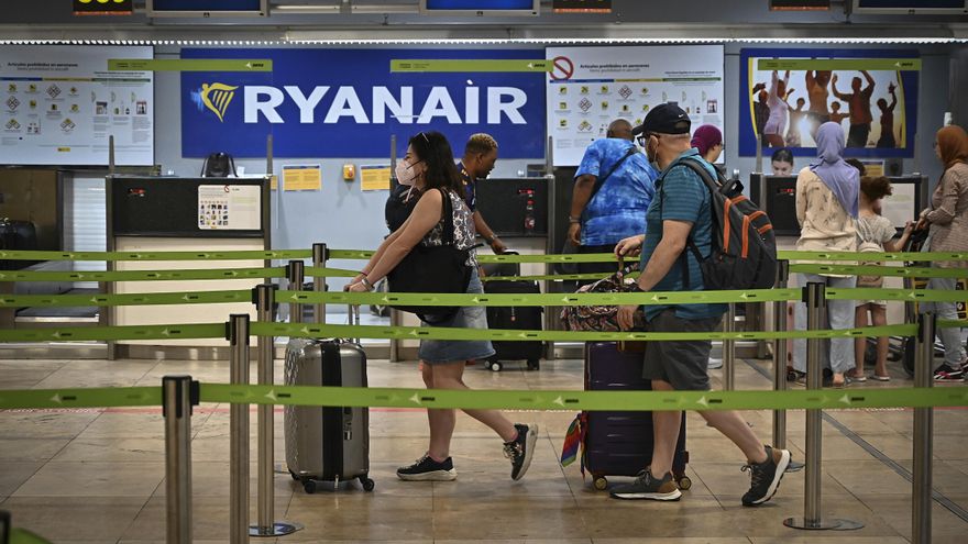 Varios pasajeros facturan sus maletas en los mostradores de Ryanair en el aeropuerto Adolfo Suárez Madrid-Barajas, este 8 de agosto. EFE/ Fernando Villar/Archivo