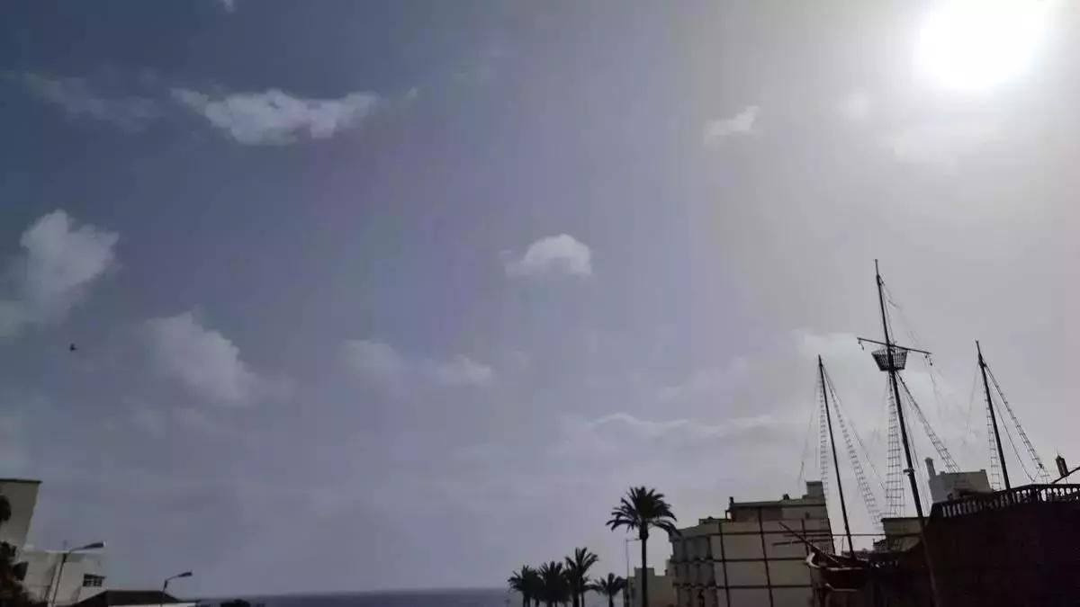 imagen de archivo de un día poco nuboso y ligera calima en el este de La Palma. Imagen captada desde Santa Cruz de La Palma.