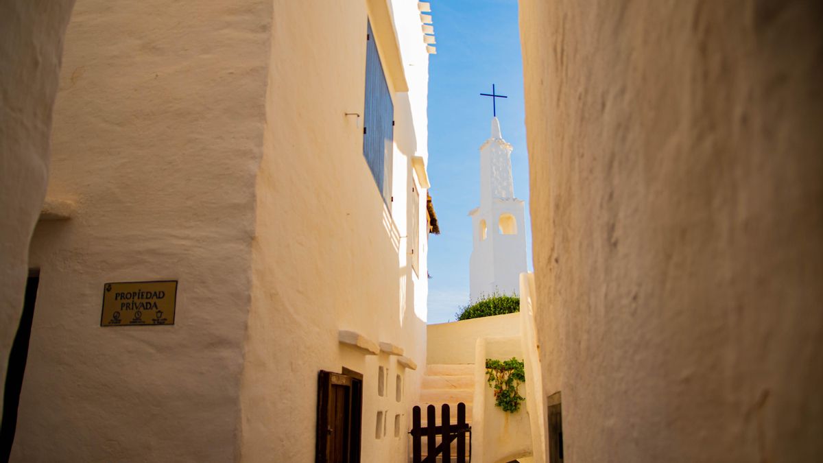 La iglesia de la urbanización. Las calles, estrellas y serpenteadas, despiertan el interés de los turistas.