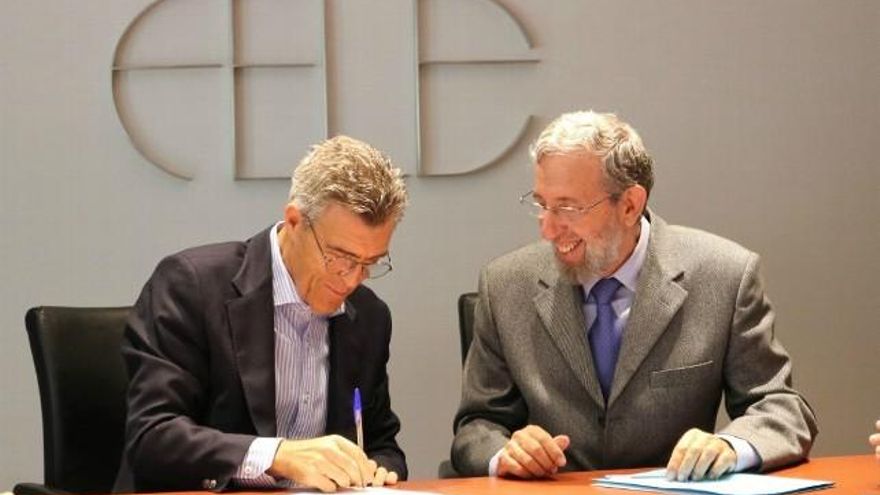 Javier Cepedano, presidente de Fele, y Vicente González, presidente de la Asociación de Autoescuelas leonesas.