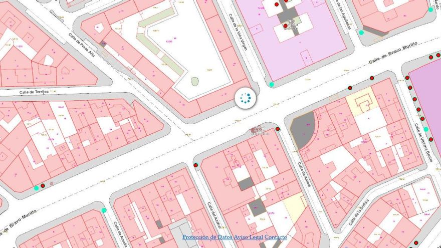 Área del distrito donde no hay árboles apenas, ni siquiera en Bravo Murillo. Los puntos rojos con árboles y los azules alcorques vacíos