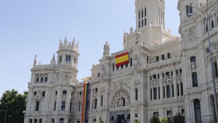 La bandera LGTBI ondenando en un lateral del Palacio de Cibeles en 2019.