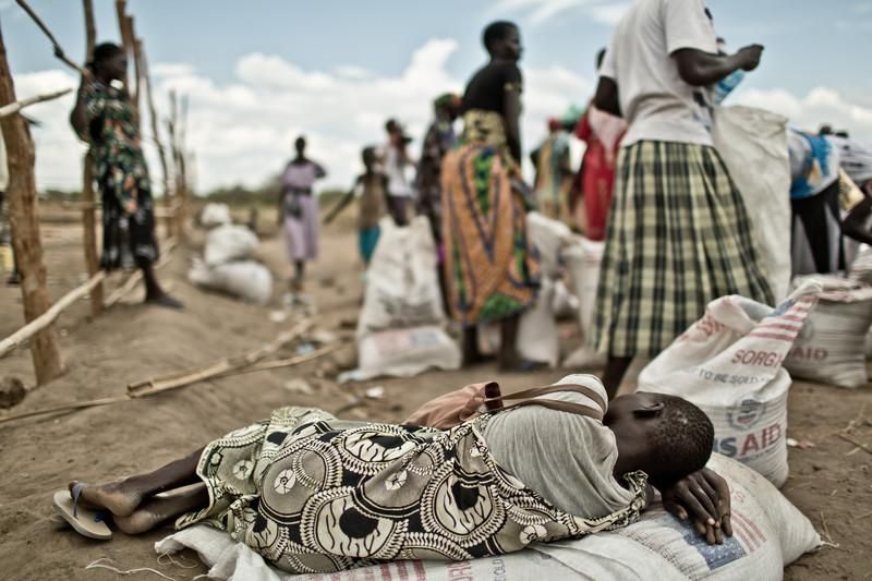 Las ONG que trabajan sobre el terreno alertan que la situación empeorará las próximas semanas, coincidiendo con la llegada de lluvias. Es clave poder repartir comida y agua a las personas afectadas para evitar una catástrofe a gran escala. El campo de desplazados de Mingkaman, en Awerial, se ha convertido en refugio para casi 100.000 personas, principalmente de la etnia dinka, que huyeron de los enfrentamientos violentos en el estado de Jonglei, principalmente de la ciudad de Bor. Las personas que llegan necesitan agua, comida y un techo dónde refugiarse. Sudán del Sur afronta una grave crisis a causa de la violencia que se desató en diciembre de 2013 entre las fuerzas leales al presidente Salva Kiir, y los combatientes aliados al ex vicepresidente Riek Machar. Cerca de un millón de personas han tenido que abandonar sus hogares a causa de los enfrentamientos y se han quedado sin medios propios para alimentarse. Un tercio de la población sufre inseguridad alimentaria./Pablo Tosco/Oxfam Intermón