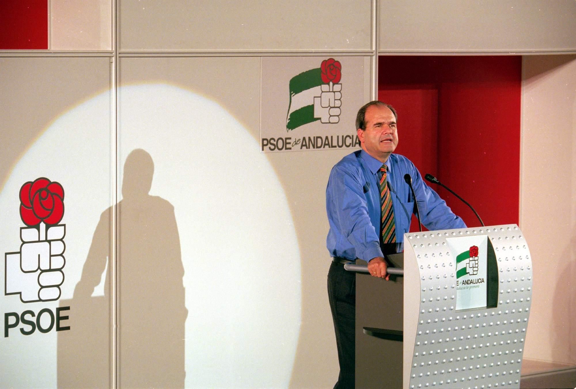 Manuel Chaves, durante un mitin en la campaña de las elecciones del año 2000 / Luis Serrano