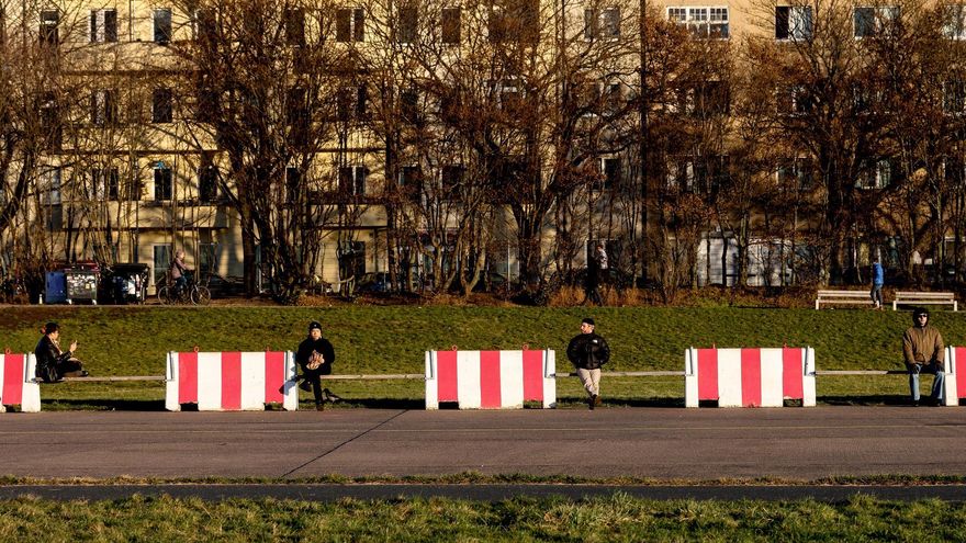 People enjoy the sunny late afternoon at former airport Tempelhof in Berlin, Germany, Germany, 06 January 2022. On Friday 07 January Germany government will discuss new measures in order to curb the spread of the Sars-2-Cov2 coronavirus omicron variant. (Alemania)