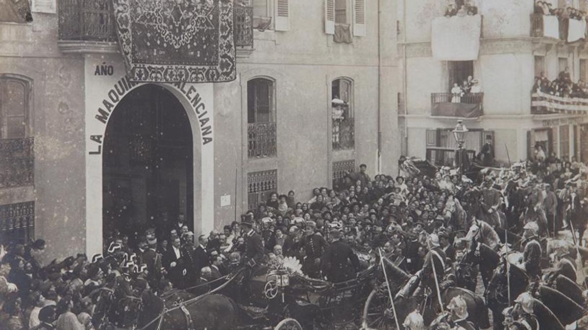 Llegada del rey Alfonso XIII a La Maquinista Valenciana el 12 de abril de 1905, en una fotografía tomada por Antonio García, que forma parte del Archivo Francisco Climent, fondo La Maquinista Valenciana.