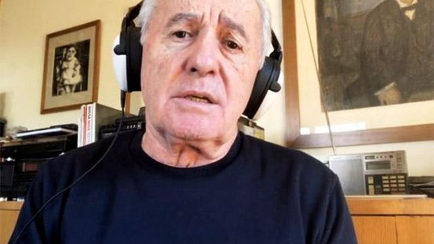 El cantautor asturiano Víctor Manuel, cantando la nueva versión de 'Asturias' por el Covid-19.