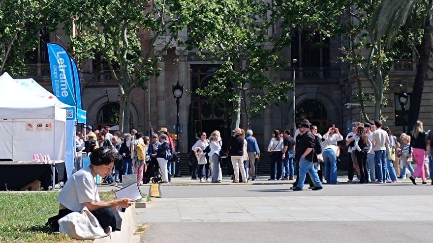 Sant Jordi florece en una Barcelona contenta de evitar el “bullicio turista” de la Rambla: “Hemos recuperado la ‘diada’”