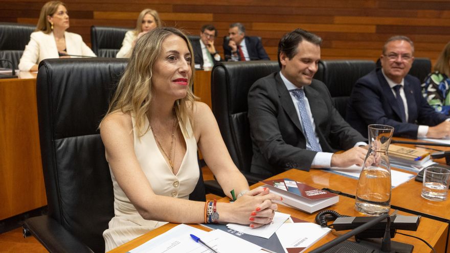 La presidenta del PP de Extremadura, María Guardiola, durante la constitución de la Asamblea de Extremadura.