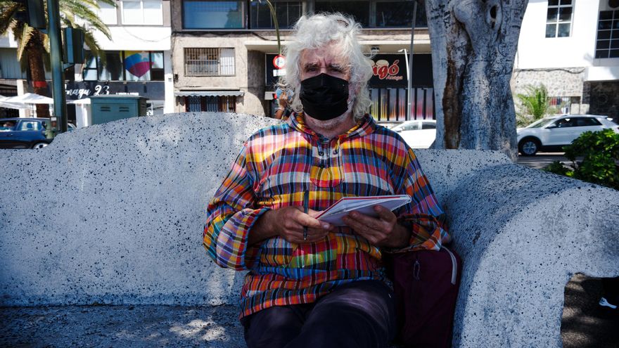 Jesús Norberto este sábado en un banco de la Avenida de Anaga. (Andrea Domínguez)