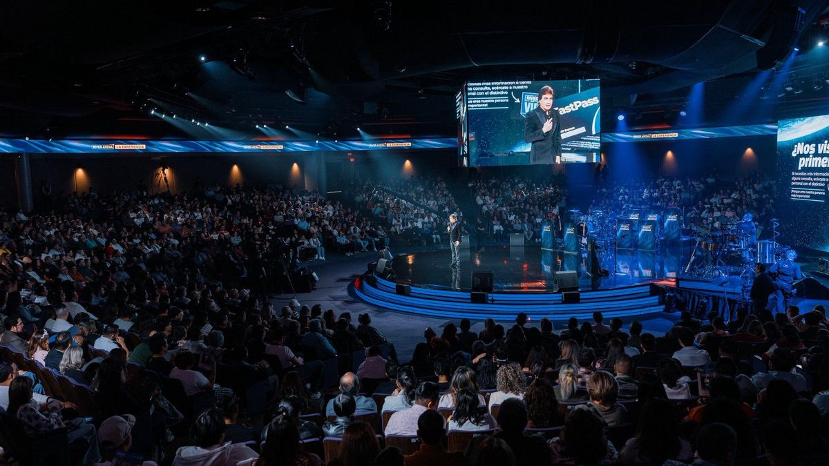 Dante Gebel en durante uno de sus shows/misas en su iglesia de California, donde vive hace más de 15 años.