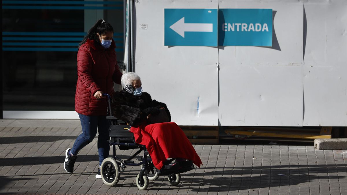 Catalunya decreta la obligatoriedad de la mascarilla en centros de salud, hospitales y residencias para contener la gripe