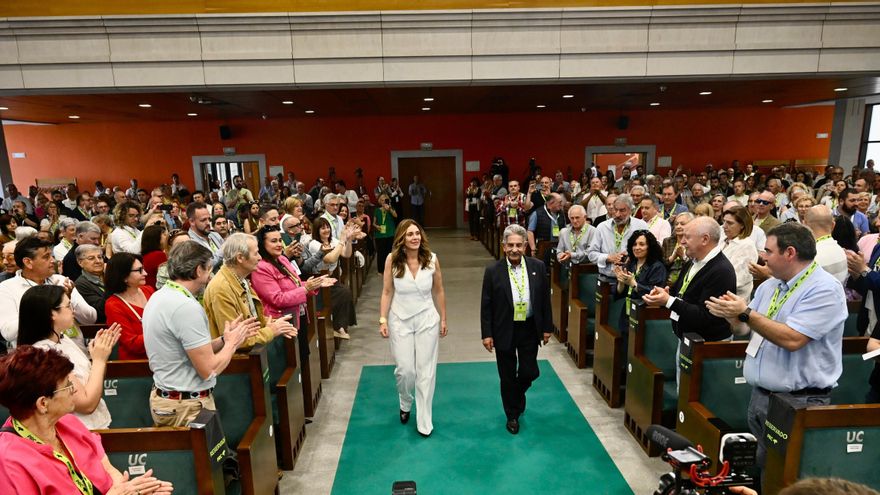 "Los padres de esta autonomía somos nosotros y hoy empezamos un nuevo capítulo", proclama Paula Fernández