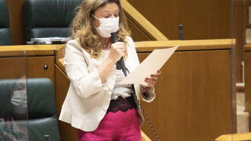 La consejera de Salud, Gotzone Sagardui, este viernes en el Parlamento Vasco