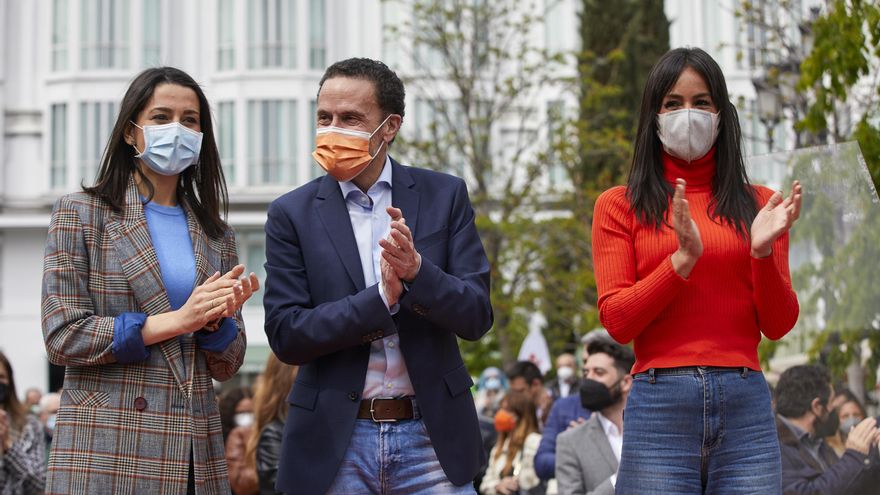 La líder de Cs, Inés Arrimadas, el portavoz parlamentario de Ciudadanos, Edmundo Bal y la vicealcaldesa de Madrid, Begoña Villacís durante la presentación de Edmundo Bal como candidato a la presidencia de la Comunidad de Madrid